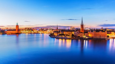 doğal yaz akşam eski şehir panoraması (gamla stan) mimarisi pier Stockholm, İsveç