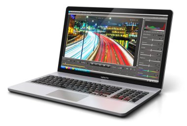 Üretim yazılım programı uygulaması ekran ekran veya yansıma etkisi ile beyaz arka plan üzerinde izole monitör üzerinde düzenleme profesyonel video görüntüleri ile modern laptop ya da defter bilgisayar Pc gösterimi yaratıcı soyut 3d render