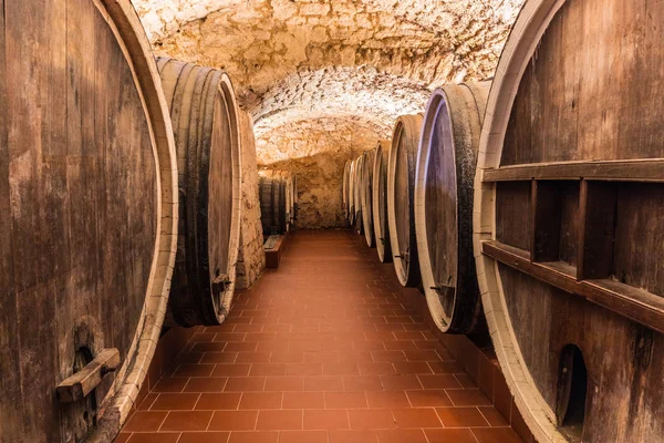 Alter Kellerraum Mit Großen Hölzernen Weinfässern — Stockfoto