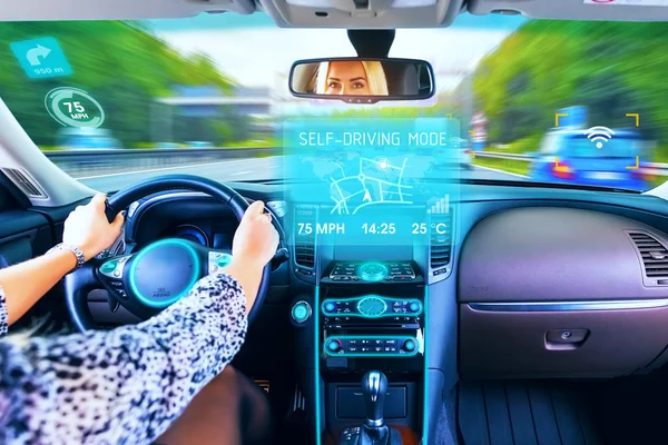 Young Woman Traveling Self Driving Mode Autopilot Business Luxury Car — Stock Photo, Image