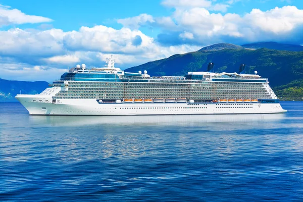 Grande Navio Cruzeiro Branco Fiorde Noruega Escandinávia Com Mar Oceano — Fotografia de Stock