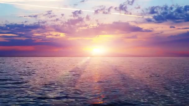 Malebný západ slunce v tropickém moři nebo oceánu resort s vodní vlny a rudé slunce světlo dramatické obloze s majestátní mraky