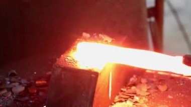 Demirci Atölyesi bir matkap Pnömatik çekiç ile örs üzerinde kırmızı sıcak metal bölümünün şekillendirme