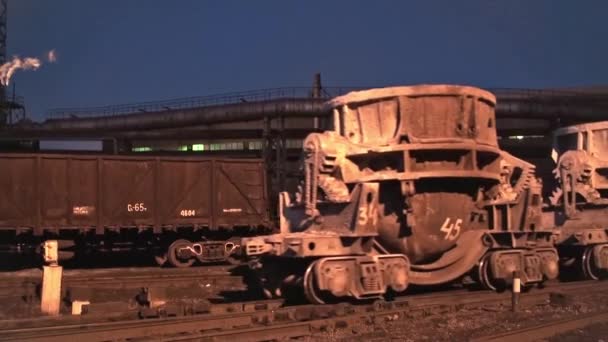 Tren Carga Con Contenedores Metal Líquido Planta Metalúrgica — Vídeo de stock