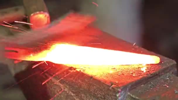 鍛冶屋ワーク ショップで金属ブラシで赤い熱い金属部分のクリーニング — ストック動画