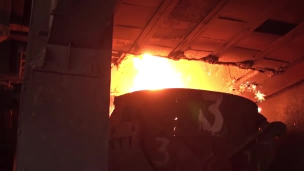 高炉液态金属在冶金厂铁路铲箱中的冶炼 — 图库视频影像