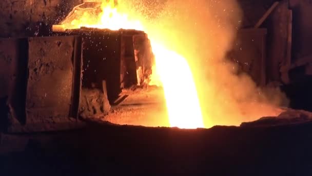 Hälla Flytande Metall Från Martinugnskol Ugnen Den Metallurgical Växten — Stockvideo