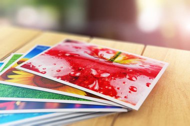 Yaratıcı soyut 3d render renkli fotoğraf resim yığını makro görünümü açık havada seçici odak bokeh bulanıklık etkisi ile ahşap masa üzerinde gösterimi