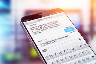 Yaratıcı soyut kablosuz iletişim bilgisayar teknoloji iş ağ kavramı: modern siyah parlak dokunmatik akıllı telefon veya cep telefonu Sms metin iletisi uygulaması ile makro görünümü içinde yazıhane seçileceği yer ile ekranda 3d render çizimi
