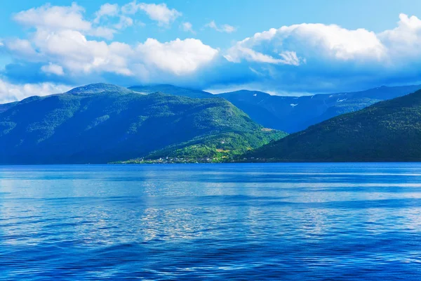 Krajina Létě Fjordu Sognefjord Norsku Skandinávie Vysokými Horami Mořská Voda — Stock fotografie