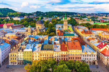 Ukrayna'nın eski şehri Lviv, Market Square mimarisinin doğal yaz havadan görünümü