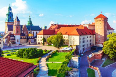 Doğal yaz görünümü Wawel Kalesi kale ve katedral kilise eski şehir Krakow, Polonya