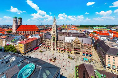 Marienplatz Market Square Münih, Bavyera, Almanya eski ortaçağ Gotik mimarisinin belediye binasında doğal yaz havadan görünümü