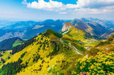 Doğal yaz panorama Rochers de Naye dağ tepe yeşil çimenli tepeler ve çiçek çayırları İsviçre Alpleri'nde ile gelen