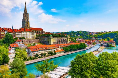 Berne, İsviçre Bern ve Aare nehri set of Old Town mimarisinin doğal yaz görünümü