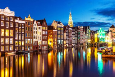 Eski Şehir, Amsterdam, Hollanda ikonik Antik Ortaçağ binaları doğal yaz gece görünümü