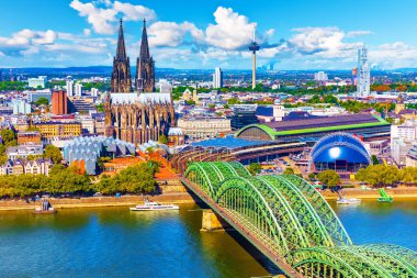 Old Town iskele mimarisi katedral kilise ve Hohenzollern demiryolu ile doğal yaz hava Panoraması köprü üzerinden Ren Nehri Cologne veya Köln, Kuzey Ren-Vestfalya, Almanya