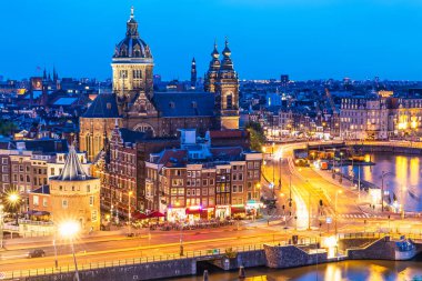 Amsterdam, Hollanda katedral kilise ile tarihi kent mimarisinin doğal yaz hava gece görünümü