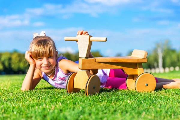Mały Girld Drewnianych Runbike Nałożenie Łące Trawy Latem — Zdjęcie stockowe