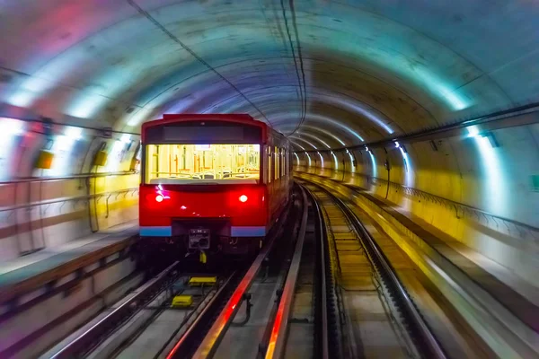 Kreative Abstrakte Stadtverkehrstechnologie Industrieunternehmenskonzept Rote Bahn Bahn Tunnel Bahnsteig Mit — Stockfoto