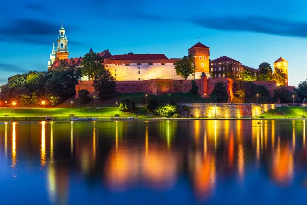 風光明媚な夏 クラクフの旧市街にヴァヴェル城 大聖堂教会 ヴィスワ川の堤防の夜景 — ストック写真