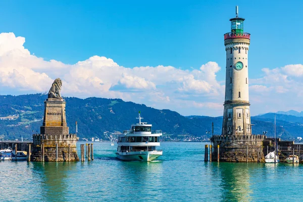 风景秀丽的夏天看法灯塔和狮子雕像在林道的老镇的海港在 Bodensee 或康斯坦斯湖在德国巴伐利亚 — 图库照片