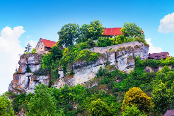 Natursköna Sommaren Utsikt Över Slottet Pottenstein Frankiska Schweiz Bayern Tyskland — Stockfoto