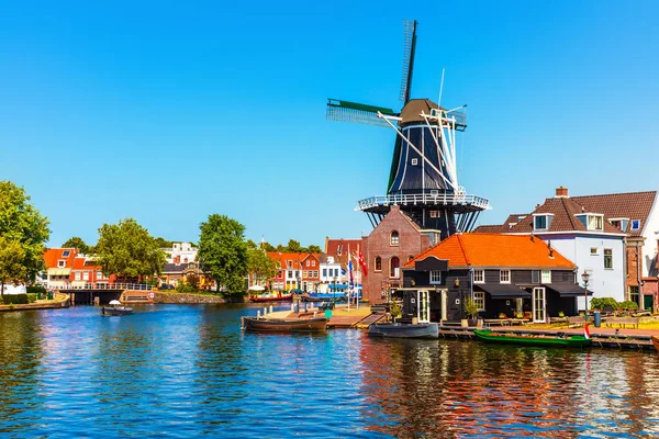 Létě Pohled Staré Město Architektury Mlýn Canal Nábřeží Haarlem Nizozemsko — Stock fotografie