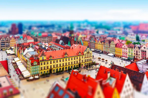 波兰弗罗茨瓦夫旧城建筑和市场广场风景秀丽的夏季空中全景 倾斜移位选择性聚焦效果 — 图库照片