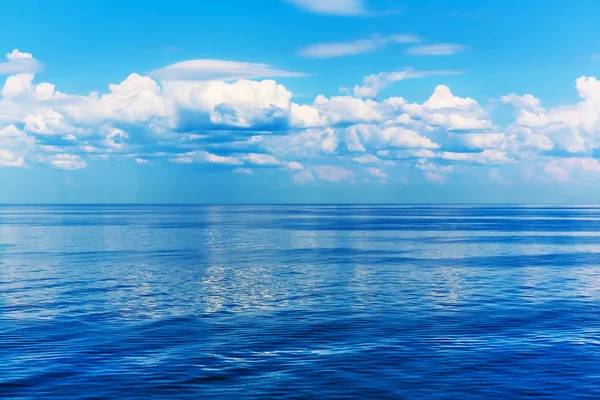 风景秀丽的蓝色 Torpical 海或海洋胜地和天空与云彩的夏天风景 — 图库照片