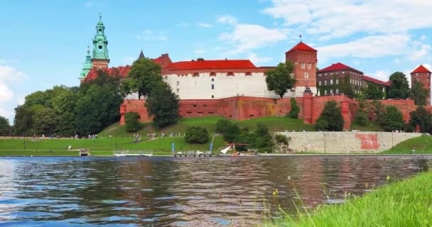 ヴァヴェル城の要塞 大聖堂教会 古い町のクラクフ ポーランドのヴィスワ川の風光明媚な夏景色 — ストック動画