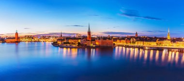 doğal yaz akşam eski şehir panoraması (gamla stan) mimarisi pier Stockholm, İsveç