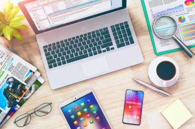 İGDAŞ kurumsal iletişim ve iş iş başarı geliştirme kavramı: laptop veya notebook, tablet bilgisayar Pc internet ile 3d render web ekran, dokunmatik akıllı telefon veya cep telefonu, Gözlük, tükenmez kalem, stic online başvuru