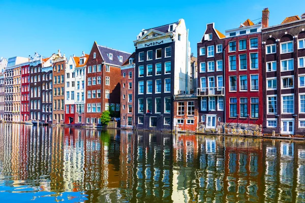 Schilderachtige Zomer Weergave Van Iconische Oude Middeleeuwse Gebouwen Kanaal Pier — Stockfoto