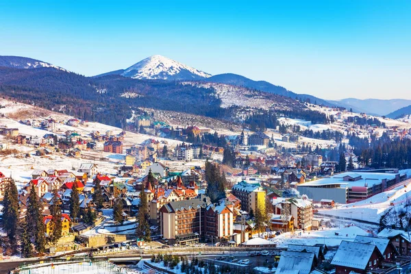 风景秀丽的冬季观的山滑雪场雪房子小别墅与森林和 Bukovel 乌克兰的滑雪斜坡 — 图库照片