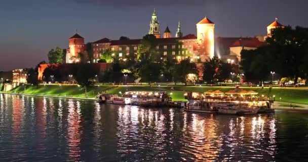 瓦维尔城堡 大教堂教堂和维斯瓦河河路堤在波兰克拉科夫老城风景秀丽的夏日夜景 — 图库视频影像