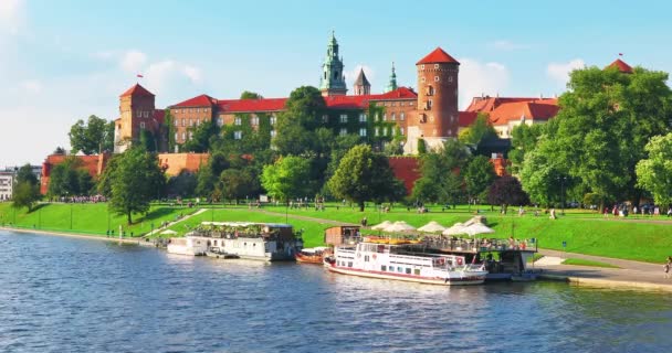 ヴァヴェル城の要塞 大聖堂教会 古い町のクラクフ ポーランドのヴィスワ川の風光明媚な夏景色 — ストック動画