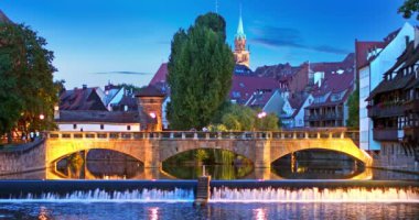 Eski kasaba Nurnberg, Bavyera, Almanya Pegnitz Nehri üzerinde köprü manzaralı yaz gece görünümü