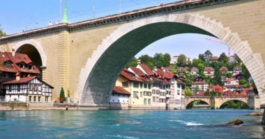 Aare nehri, Bern, İsviçre Untertorbryukke köprüden Bern'in tarihi kent mimarisiyle görünümünü doğal yaz