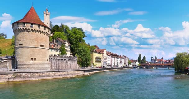 スイス ルツェルンの旧市街の中世の建築の風光明媚な夏空中パノラマ — ストック動画