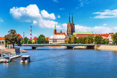 Doğal yaz görünümü Old Town iskele mimarisi ve köprüden Oder Nehri setin Wroclaw, Polonya