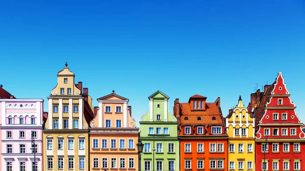 古代の古典的な色の風光明媚な夏背景ビューの家や住宅建築建物と古い街ヴロツワフ ポーランドの青い空 — ストック写真