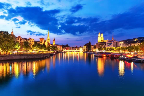 Widok Wieczór Latem Malownicze Stare Miasto Molo Architektury Nabrzeże Rzeki — Zdjęcie stockowe