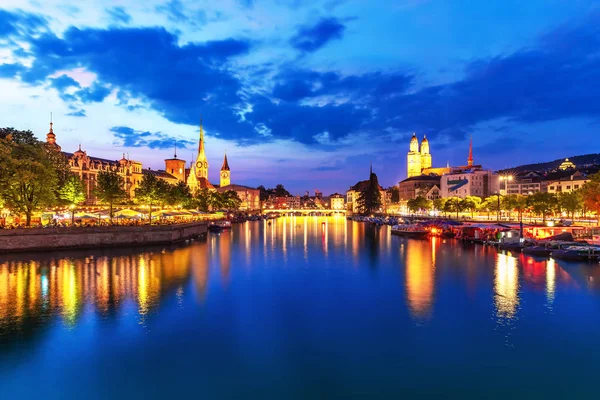 Létě Večerní Pohled Starého Města Molo Architektury Nábřeží Řeky Limmat — Stock fotografie