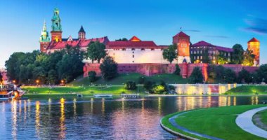 Eski Şehir Krakow, Polonya Wawel Kalesi, katedral kilise ve Vistula Nehri set of doğal yaz gece görünümü