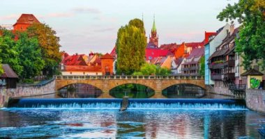 Doğal yaz görünümü günbatımı eski kasaba Nurnberg, Bavyera, Almanya üzerinden Pegnitz Nehri Köprüsü