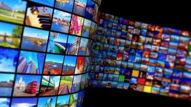 Yaratıcı soyut web streaming medya Tv video hizmeti teknolojisi, multimedya iş internet iletişimi ve sinema içerik üretim kavramı: siyah arka plan 3d video ekranlar renkli fotoğraflar ve renkli görüntüler ile sonsuz duvarlı