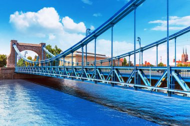 Grunwald Bridge doğal yaz görünümünü üzerinde Oder Nehri eski kasaba Wroclaw, Polonya