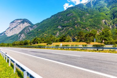 Alp Dağları, İsviçre boş autobahn görünümünü doğal yaz