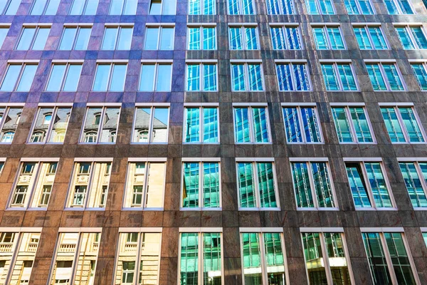 Kreativer Abstrakter Architekturstil Kontrastiert Hintergrund Altes Haus Und Modernes Hochhaus — Stockfoto